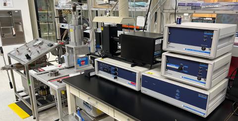 High-pressured stopped-flow instrument